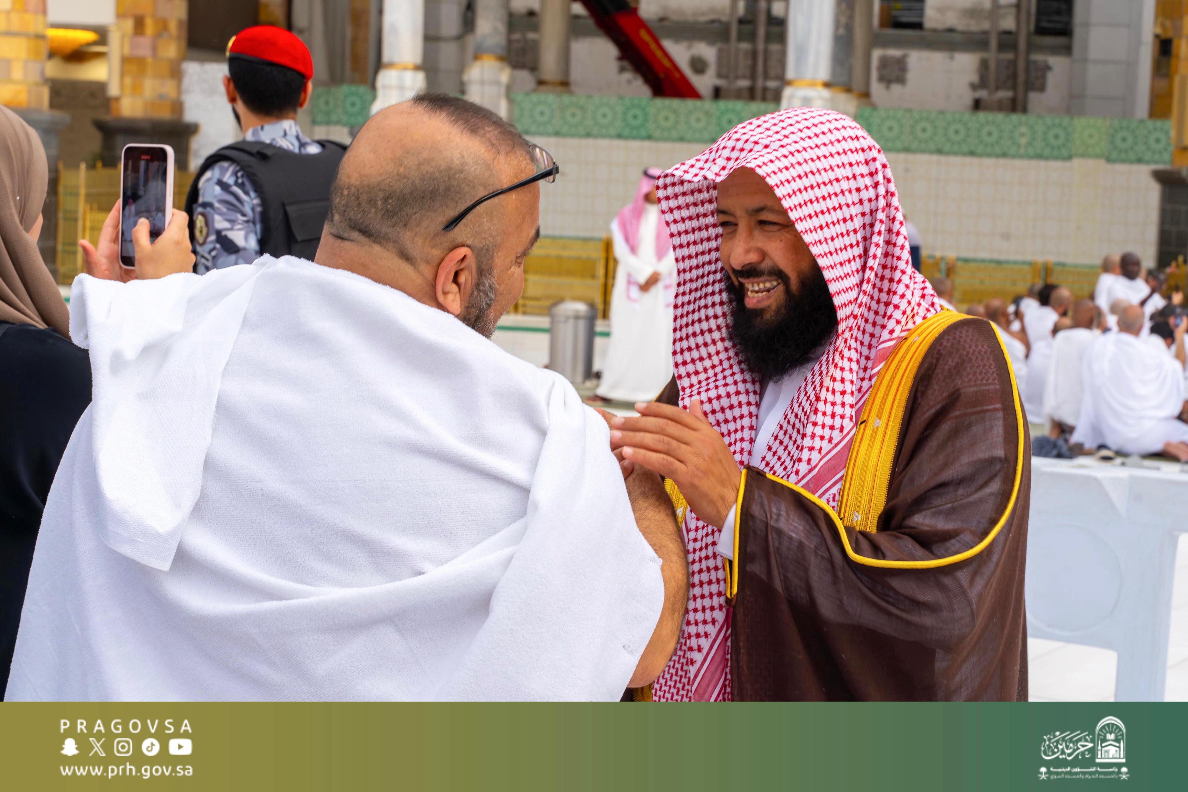 برامج توعوية وميدانية لتوجيه الزوار وإرشادهم في رحاب المسجد الحرام